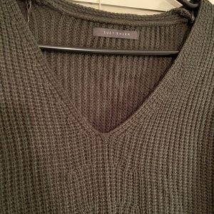 Women’s v-neck sweater